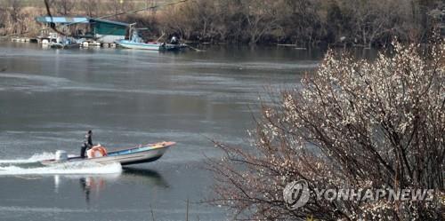 "포근한 날씨 즐기자" 충북 유명산·유원지 '북적' - 1