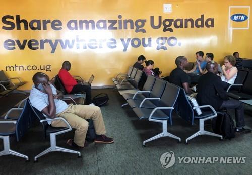 우간다 엔테베 공항에서 인터넷과 휴대전화를 사용하는 모습