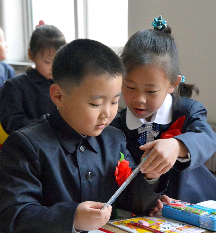 (평양 교도=연합뉴스) 2014년 평양 시내 한 소학교에서 교복을 입은 신입생들이 대화하고 있다. 
