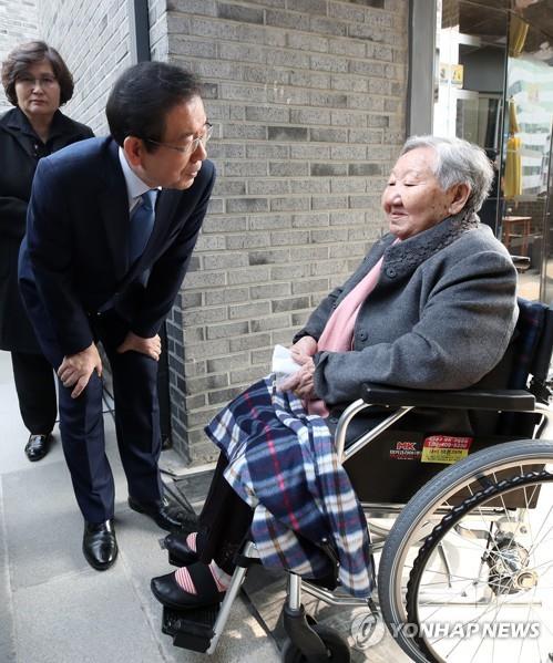 박원순 서울시장과 대화하는 길원옥 할머니 (서울=연합뉴스) 서명곤 기자 = 일본군 위안부 피해자인 길원옥 할머니와 박원순 서울시장이 28일 오전 서울 종로구 서울도시건축센터에서 열린 3·1운동 100주년 기념 '기록 기억 : 일본군 '위안부' 이야기, 다 듣지 못한 말들' 전시회 개관식에서 대화하고 있다. 2019.2.28 seephoto@yna.co.kr(끝)