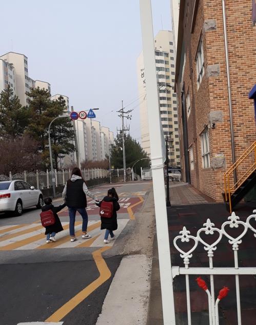 '엄마 손 잡고' 천안시 세화유치원 모습