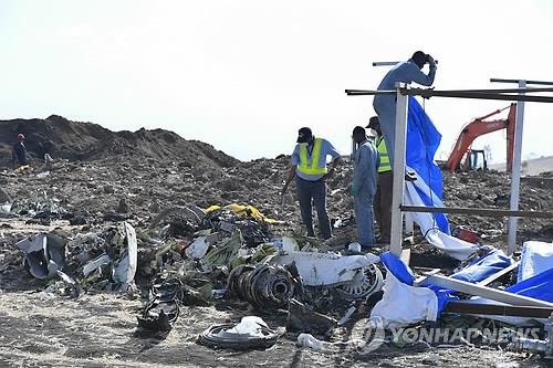 에티오피아 추락 여객기 잔해 수색하는 구조대원들
