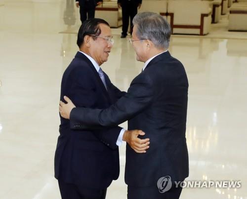 훈센 총리 영접받는 문 대통령