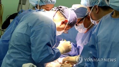신장이식 수술 장면