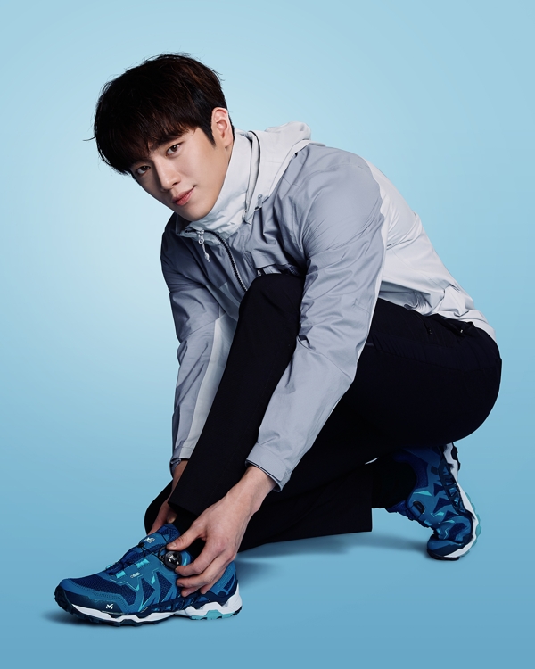 밀레 워킹화 아치스텝 볼케이노 lll 착용 화보