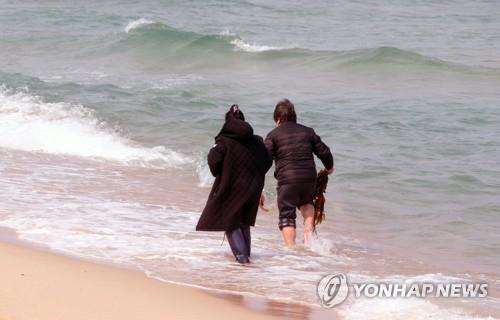 강릉 21.9도…바닷물로 들어간 행락객