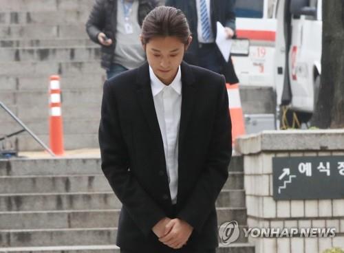 '성관계 몰카' 정준영 영장심사…"처분 따르겠다" 눈물 - 1