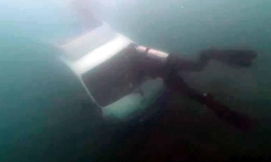 해상 추락 차량 내부 확인하는 해경 구조대원