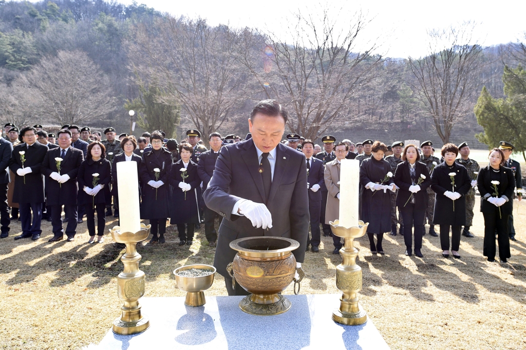 천안함 추모비 참배하는 구본영 천안시장
