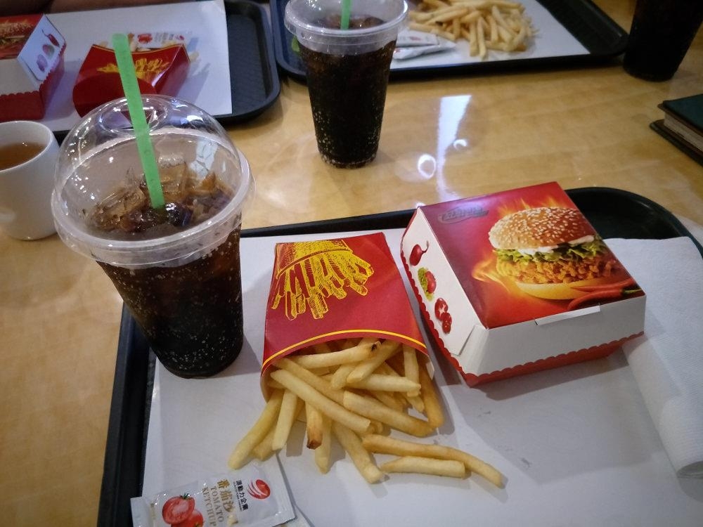 북한 패스트푸드 식다에서 판매하는 맥도날드 스타일 버거 세트