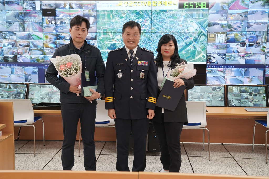 경찰 감사장 받는 곡성 CCTV관제요원들