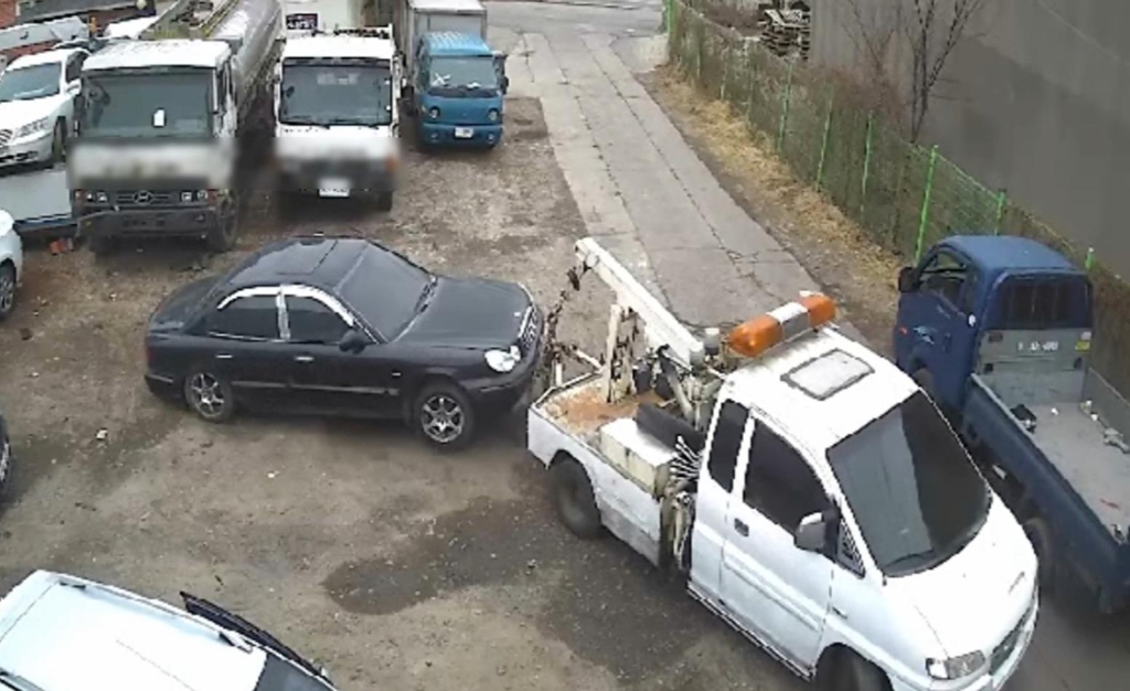 A 씨가 자신의 견인차를 이용해 훔친 차량을 폐차장에 넘기고 있다. 