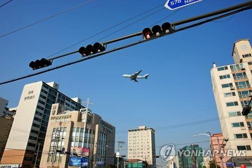 서울 양천구 상공을 지나가는 항공기