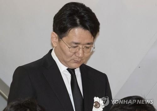 입관 후 빈소로 향하는 조원태 사장