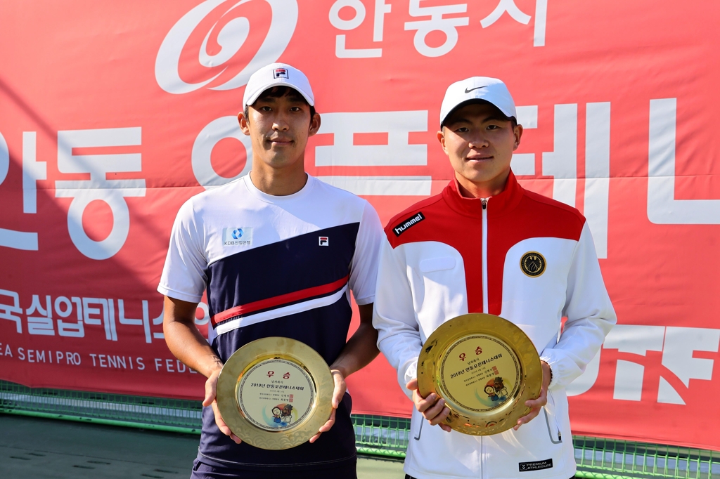 남자복식에서 우승한 송민규(왼쪽)와 이재문.