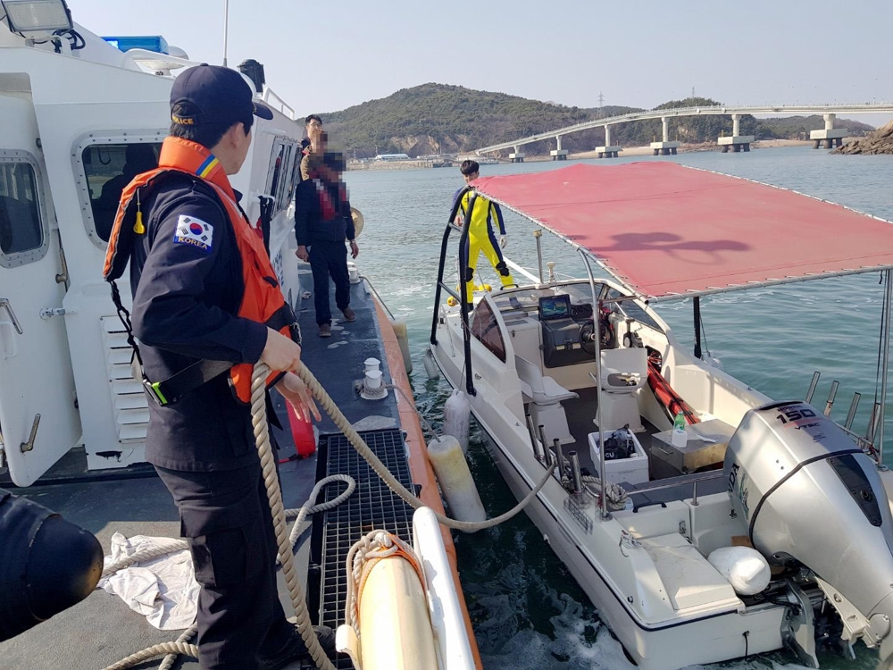 레저 보트 예인하는 해경