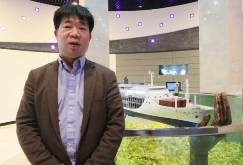 인터뷰하는 전태호 세월호 일반인 희생자 대책위원장