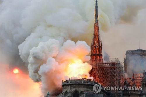 15일(현지시간) 프랑스 파리 노트르담 대성당에서 큰불이 나 후면 건물의 지붕이 무너졌다. [AFP=연합뉴스]
