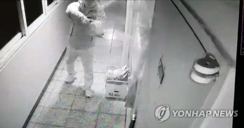 아파트 주민 대문에 오물 투척하는 안씨
