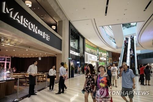 (EPA=연합뉴스) '주얼 창이 싱가포르'에 입점한 상업시설 모습.