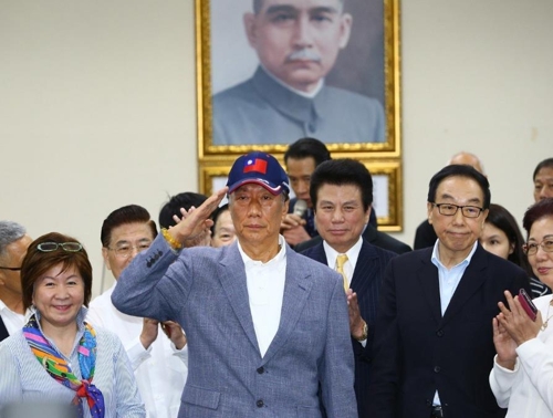 대선 출마선언 후 경례하는 궈타이밍