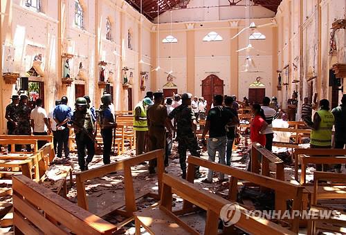'부활절 폭발'로 참혹하게 파괴된 가톨릭 교회 내부