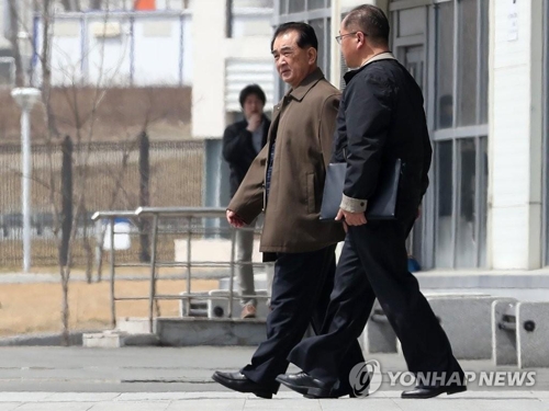 극동연방대 건물 점검 마친 김창선 부장