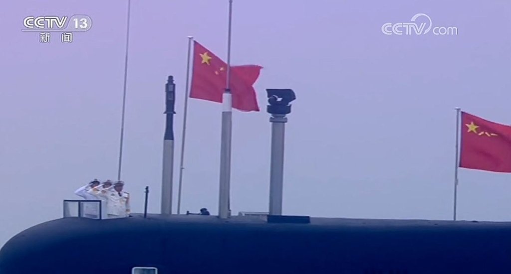 중국 해상 열병식 선두 나선 핵잠수함 '창정10호'