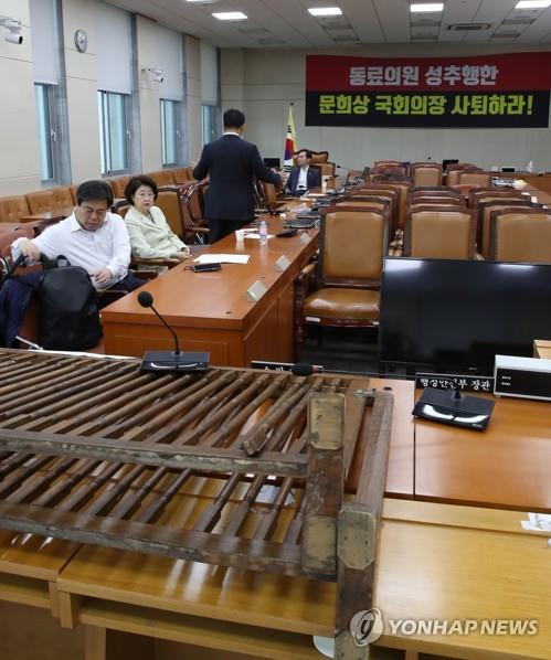 정개특위 회의장 점거한 자유한국당 (서울=연합뉴스) 이진욱 기자 = 25일 자유한국당 의원들이 정치개혁특위가 열릴 국회 행안위 회의장에서 밤샘 농성을 하고 있다. 2019.4.25 cityboy@yna.co.kr(끝)