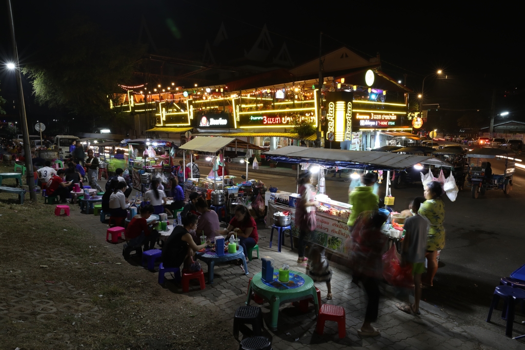 메콩강변 야시장에서 노점 음식을 즐기는 시민들 [사진/조보희 기자]
