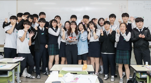 정유나 교사와 2학년 3반 학생들