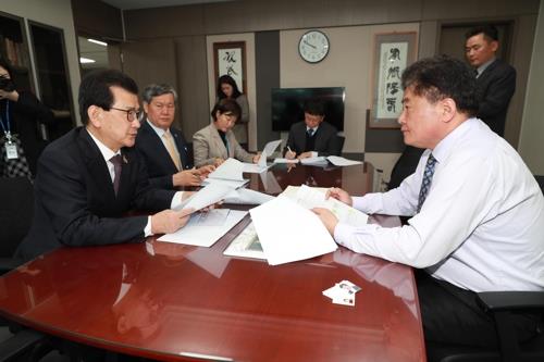 지난 4월 소병훈(오른쪽) 민주당 의원에게 법안 처리 부탁하는 이시종(왼쪽) 지사