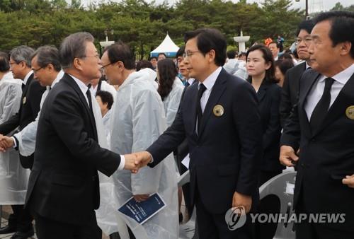 악수하는 문재인 대통령과 황교안 대표 (광주=연합뉴스) 한상균 기자 = 문재인 대통령과 자유한국당 황교안 대표가 18일 오전 광주 국립5·18민주묘지에서 열린 제39주년 5·18 민주화운동 기념식에서 악수하고 있다. 2019.5.18 xyz@yna.co.kr(끝)