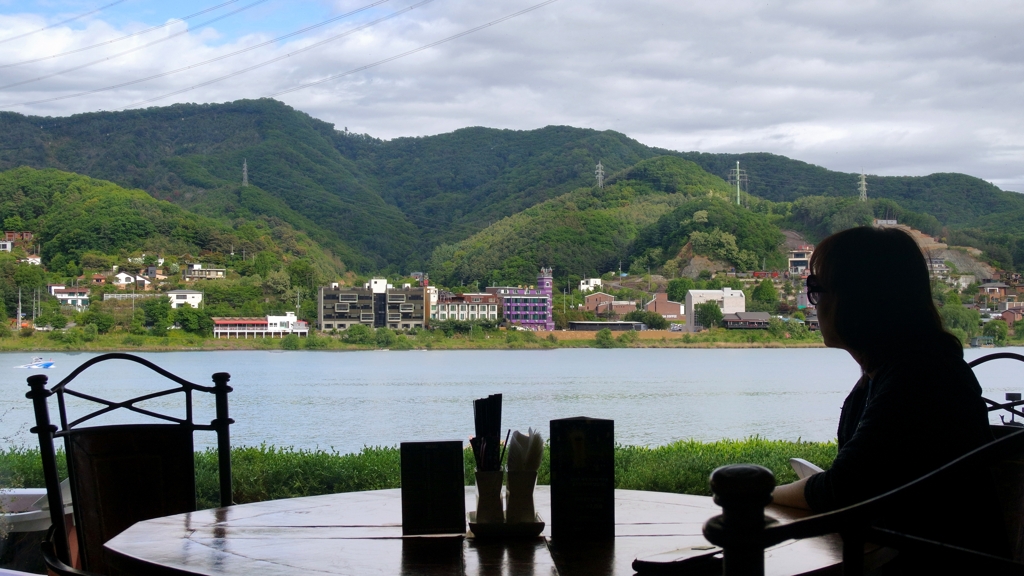 영화 '강변호텔'을 촬영한 남양주 북한강변의 한 호텔 커피숍에서 내다보이는 북한강 풍경 [사진/권혁창 기자]