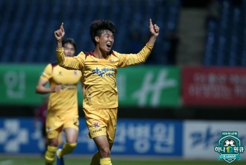 선제골 넣은 광주 김정환.