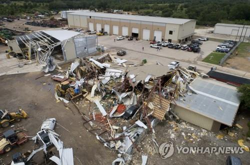 토네이도에 부서진 미국 텍사스주 건물
