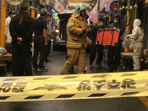 대인시장 내 주택 화재현장 수습하는 소방관과 경찰관
