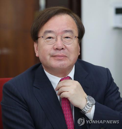 넥타이 만지는 강효상 (서울=연합뉴스) 김인철 기자 = 최근 기자회견에서 한미 정상회담 조율 과정과 통화 내용을 자세히 공개해 논란을 일으켰던 자유한국당 강효상 의원이 23일 오전 여의도 국회 원내대표실에서 열린 청와대 특감반 진상조사단 회의에 참석하고 있다. 이와 관련해 청와대는 지난 22일 한미 정상 통화 내용을 강 의원에게 유출한 외교관을 적발한 것으로 알려졌다. 2019.5.23 yatoya@yna.co.kr(끝)