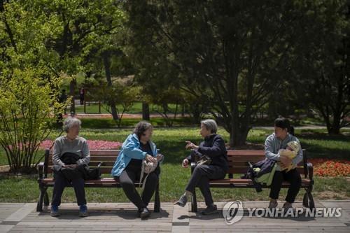 공원에서 대화 나누는 중국 노인들