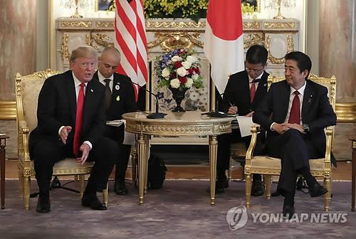 (도쿄 EPA=연합뉴스) 도널드 트럼프(왼쪽) 미국 대통령과 아베 신조(오른쪽) 일본 총리가 27일 도쿄 모토아카사카(元赤坂) 영빈관에서 정상회담을 하고 있다.leekm@yna.co.kr(끝)