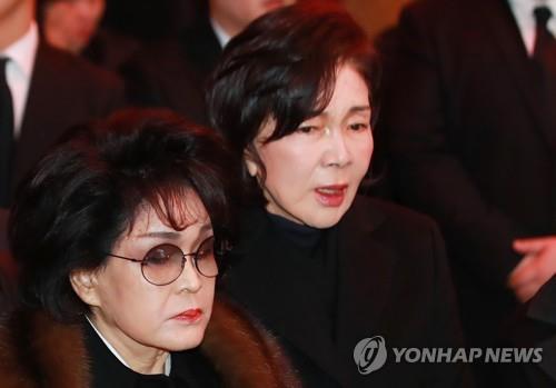 신세계 이명희 회장(안경쓴 사람)