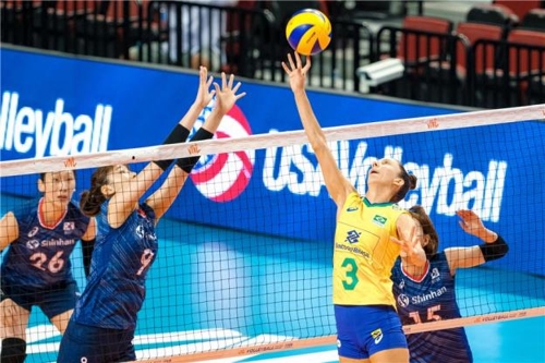 한국과 브라질의 VNL 경기 장면