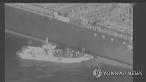 미군이 이란혁명수비대가 피격 유조선에서 기뢰를 떼는 장면이라고 주장한 화면