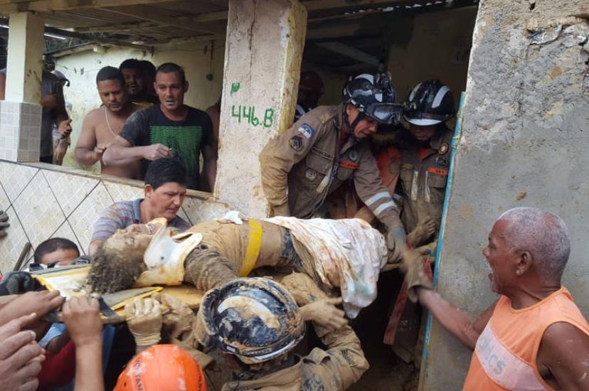 폭우 때문에 건물이 무너진 현장에서 소방대원들이 주민을 구조하고 있다. [브라질 뉴스포털 UOL]