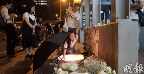 추락 사망자 추도하는 홍콩 시민들