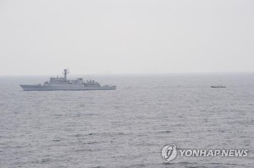 북한 소형 어선 예인 장면