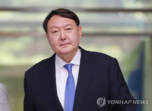 서울 중앙지검 나서는 신임 검찰총장 후보자 (서울=연합뉴스) 안정원 기자 = 신임 검찰총장 후보자로 지명된 윤석열 서울중앙지검장이 17일 오전 서울 서초구 서울 중앙지검을 나서고 있다. 2019.6.17 jeong@yna.co.kr