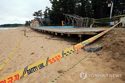 침식으로 파손된 속초해수욕장 산책로