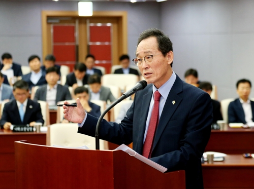답변하는 송하진 전북도지사