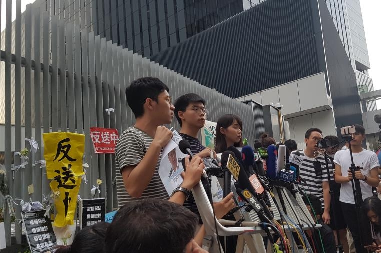 홍콩 도심 집회에서 발언하는 '우산혁명' 주역 조슈아 웡(가운데)
